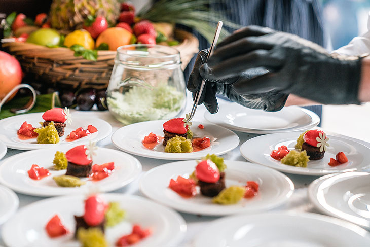 Oberbayerns kulinarischer Sommerhit – beim „Food-Festival“ am 30. Juli 2022 im Hotel Vier Jahreszeiten Starnberg probieren sich Feinschmecker durch rund 20 verschiedene Geschmacksstationen. Bildnachweis: Hotel Vier Jahreszeiten Starnberg